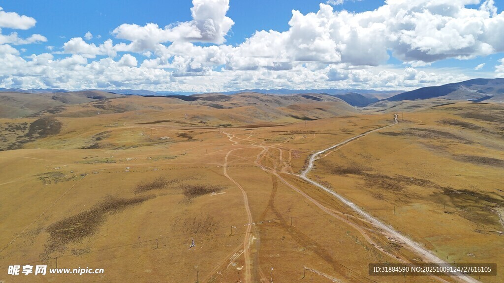 广袤荒原中的蜿蜒道路