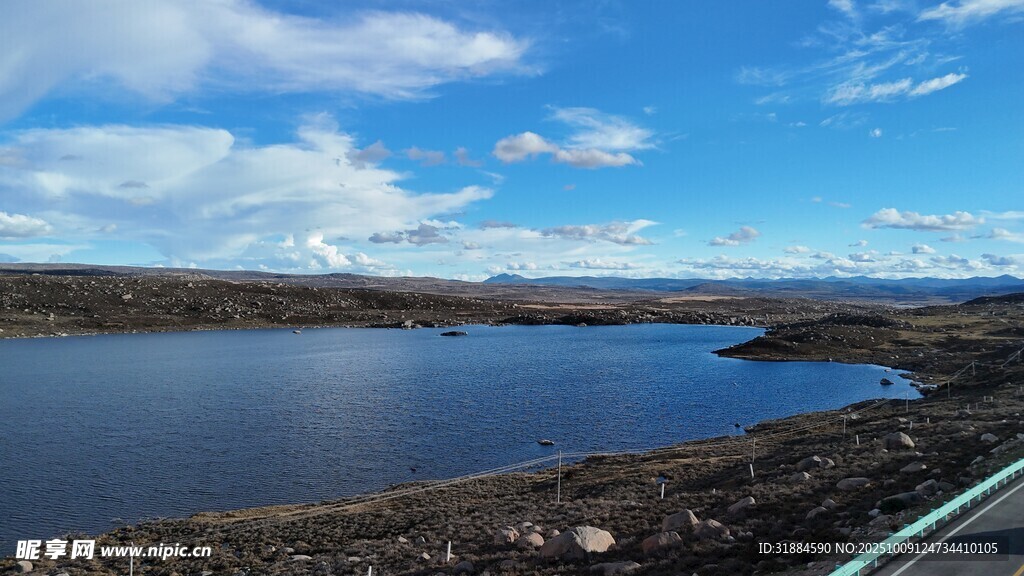 湖畔风光蓝天碧水美景