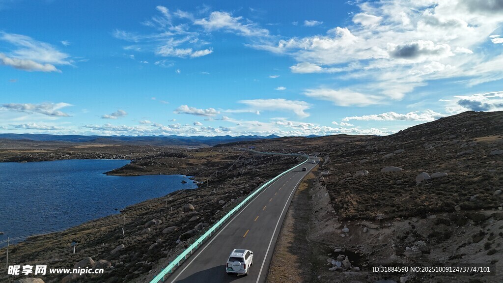 公路沿湖延伸风景如画