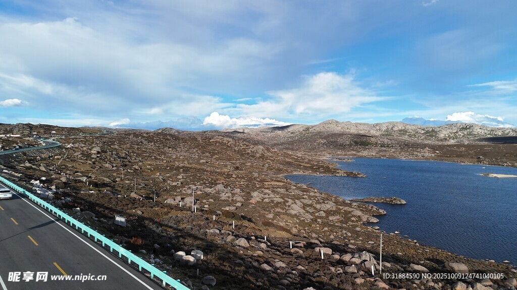 公路旁的开阔水域风景
