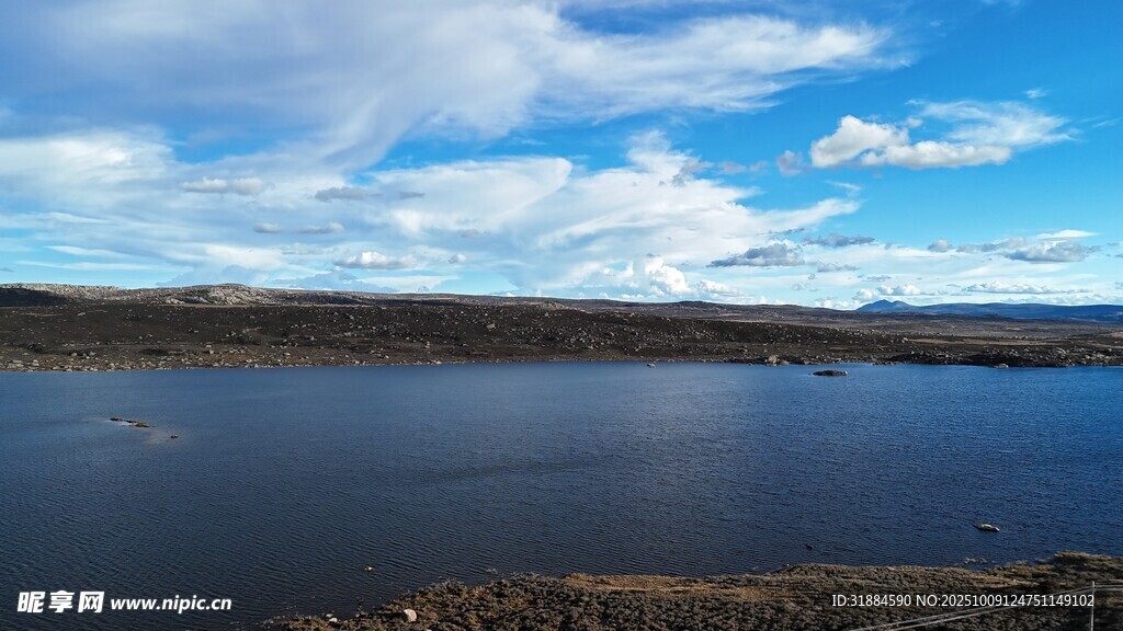 宁静湖畔蓝天景
