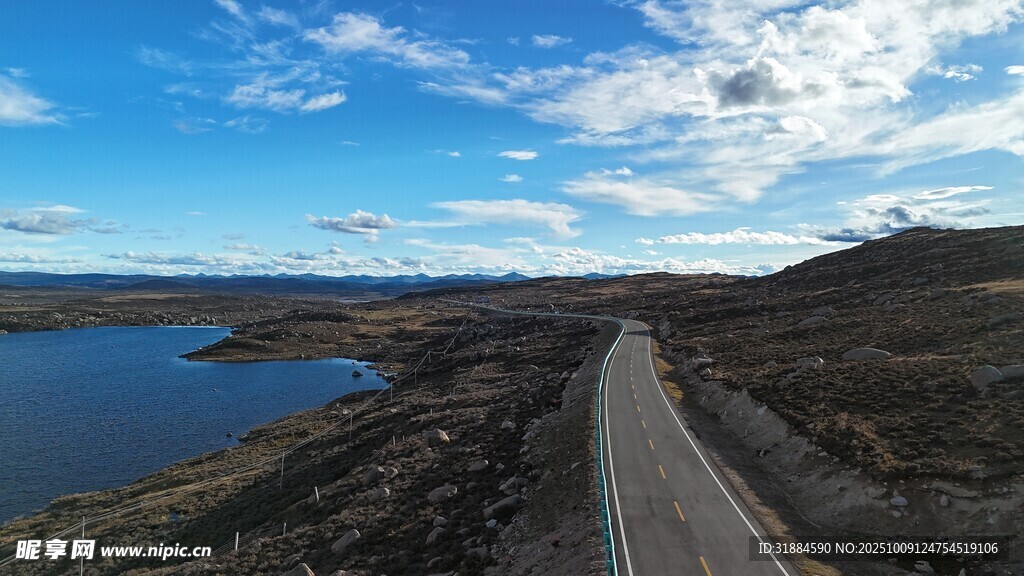 公路沿湖延伸的美丽风光