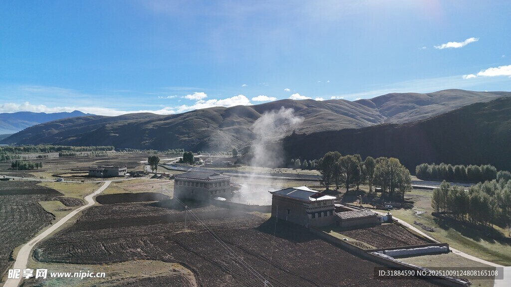 乡村田野的袅袅升腾炊烟