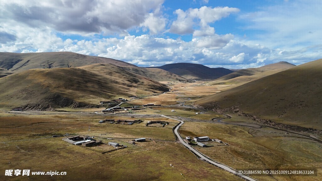 高原山谷中的村落景观