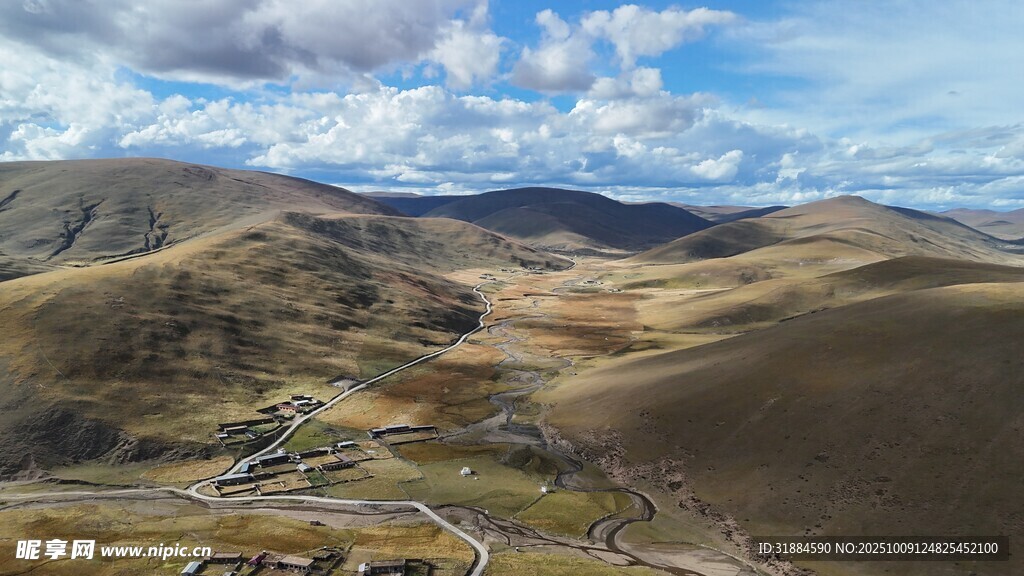 山间蜿蜒公路壮美风光