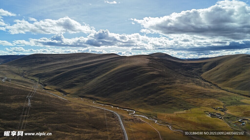 壮丽山峦与蓝天白云景观