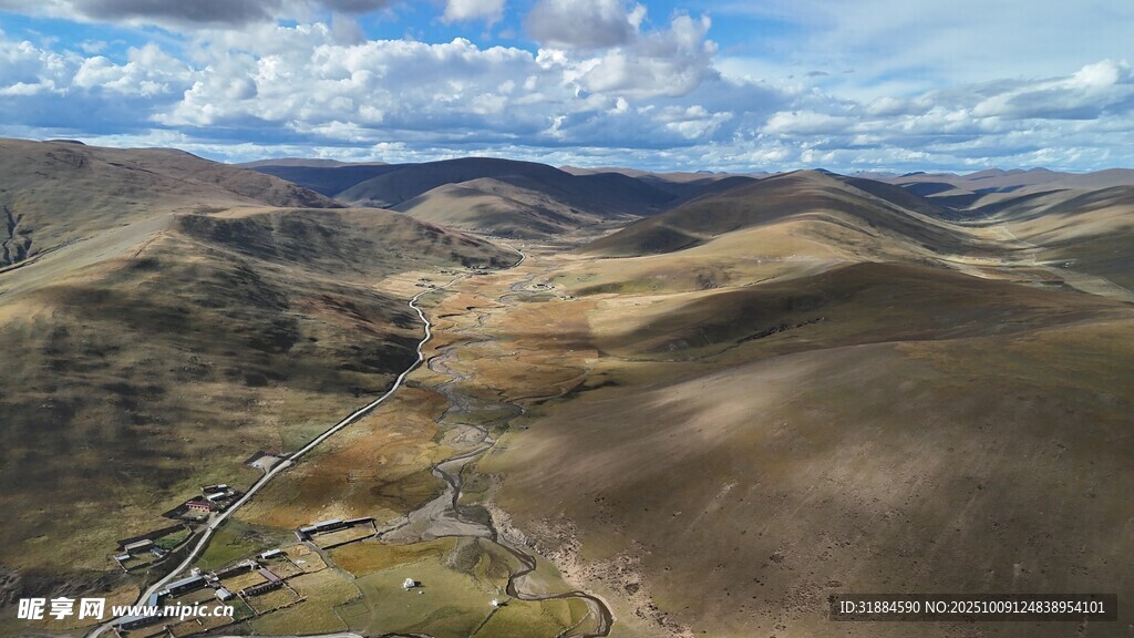 广袤山丘间的村落风光