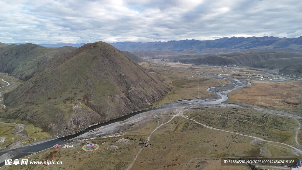 山间河谷风光俯瞰