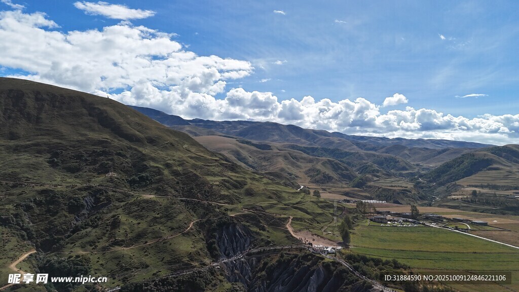 山间美景蓝天白云绿野