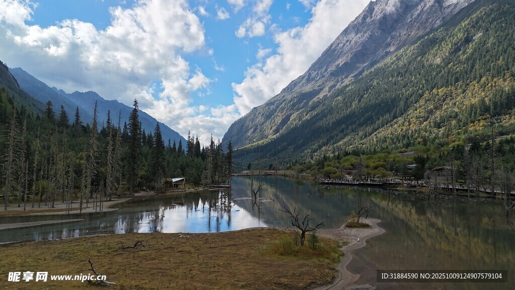 山间静谧湖景自然之美