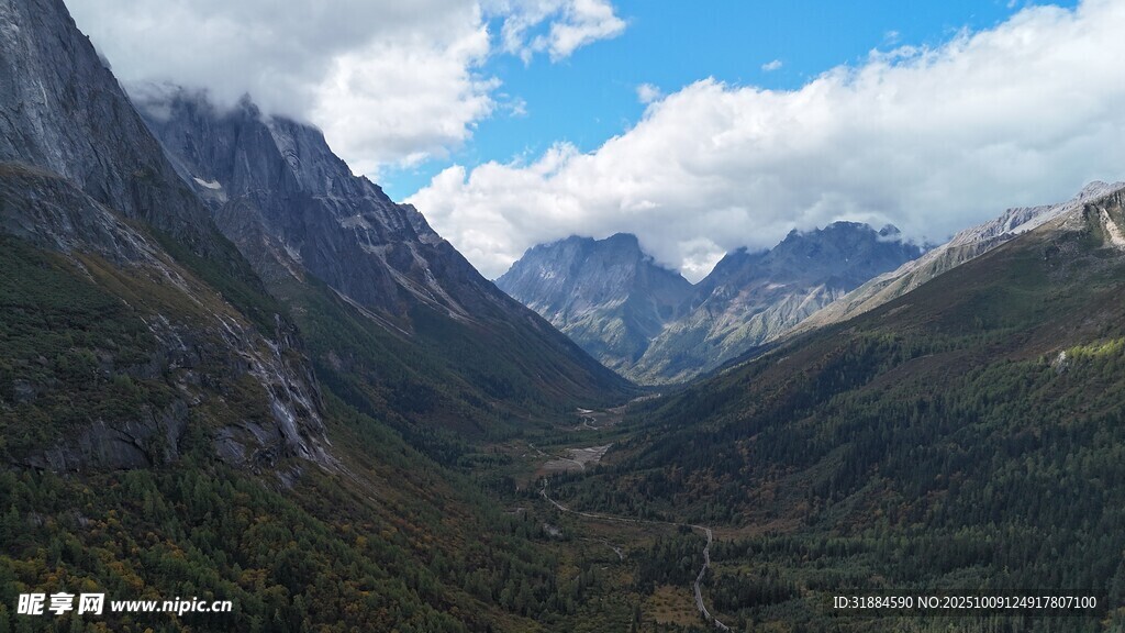 壮丽山谷间的巍峨山脉