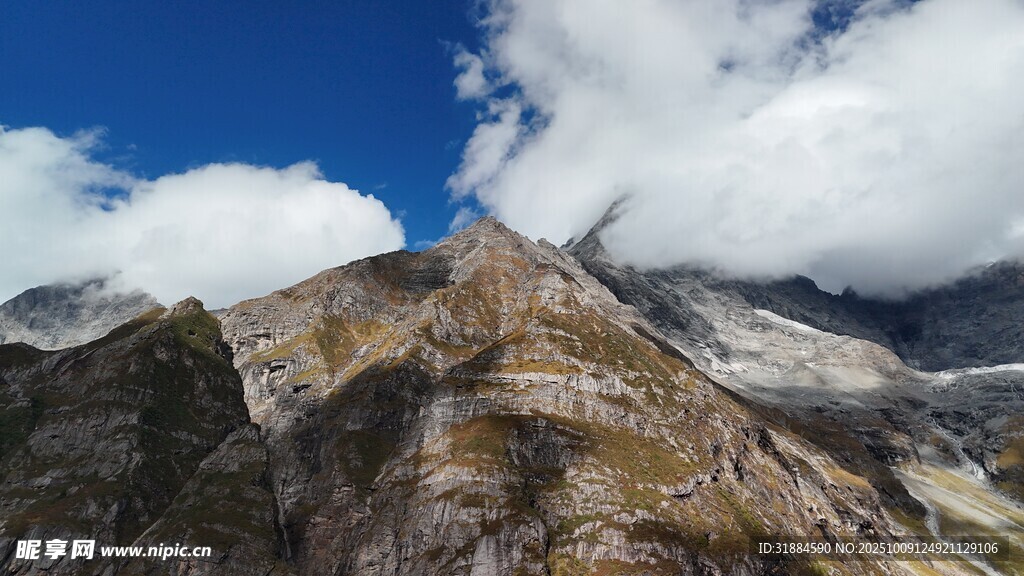 巍峨高山云雾缭绕