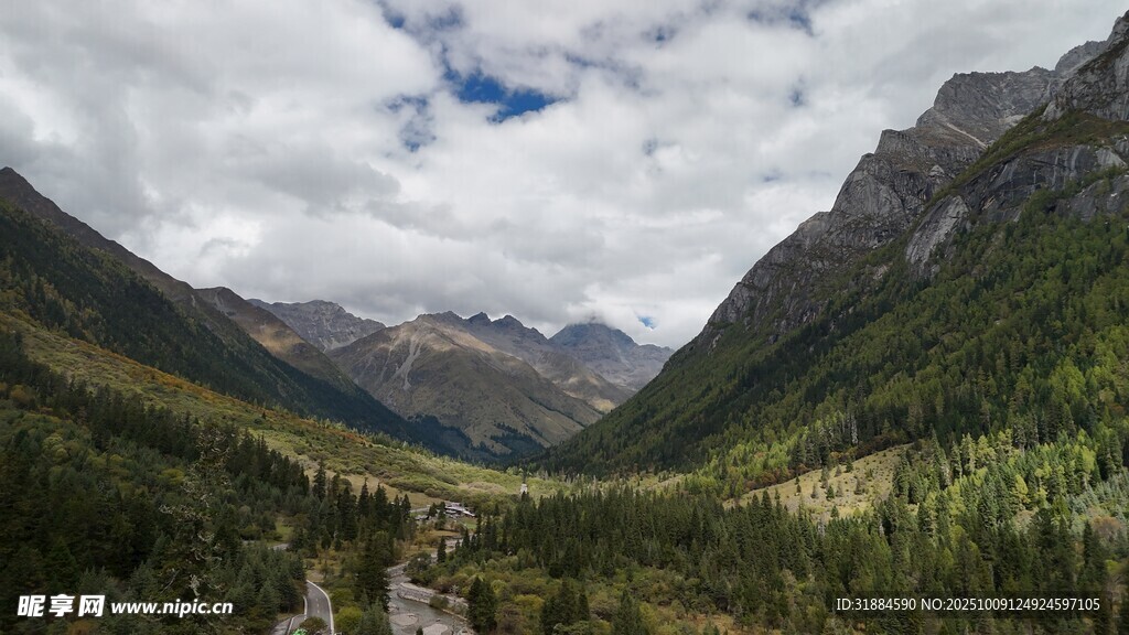 山间绿野云雾缭绕美景