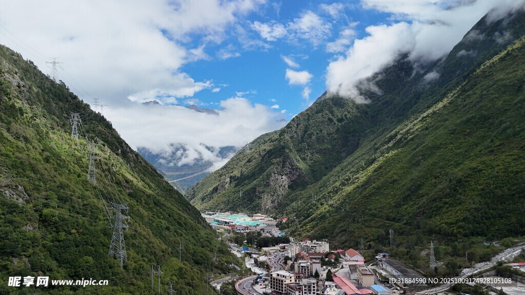 山谷中的村落与壮丽山景