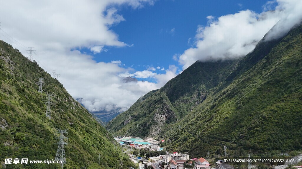 山谷中的村落美景