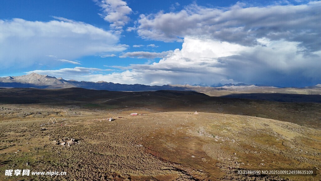 广袤荒原上的蓝天白云