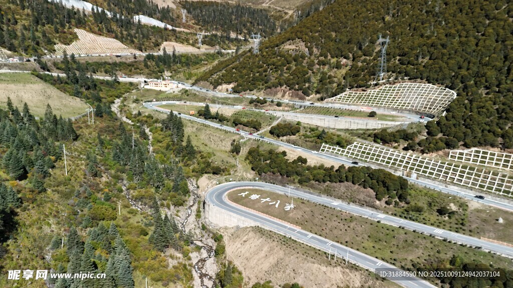 俯瞰山间建筑群景观