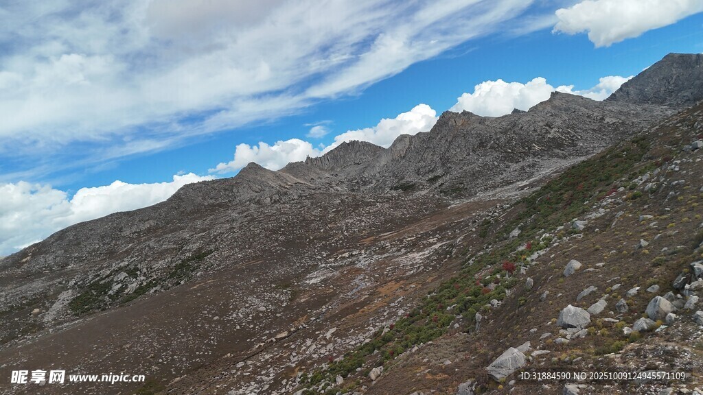 壮丽山景蓝天白云相伴