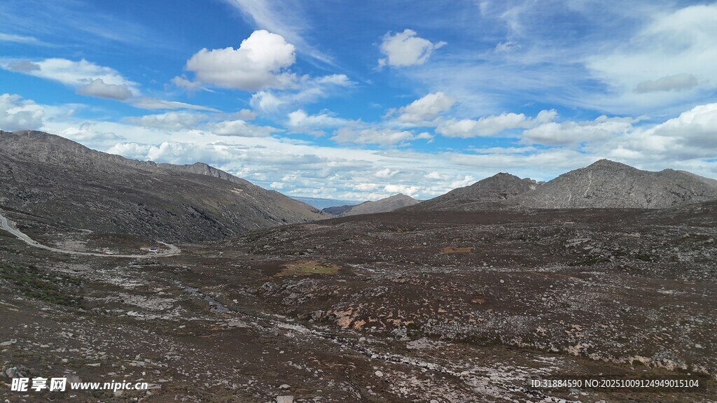 壮丽山景蓝天白云相衬