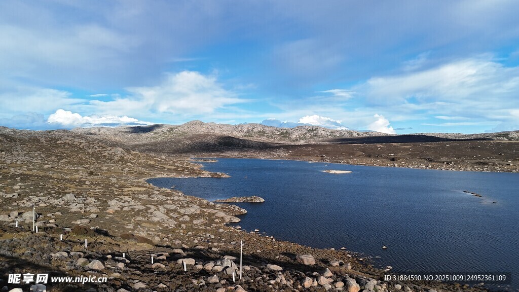 湖畔风光蓝天旷野之景