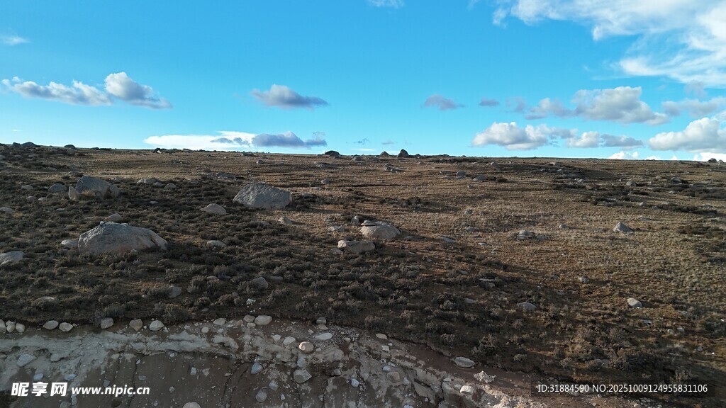广袤旷野蓝天风景图