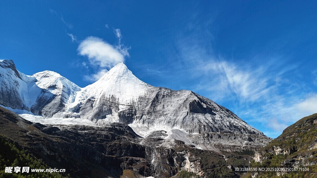 巍峨雪山美景