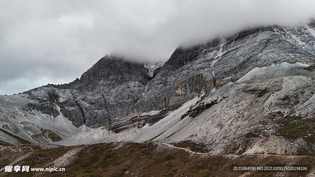 雪山云雾缭绕的壮丽景观