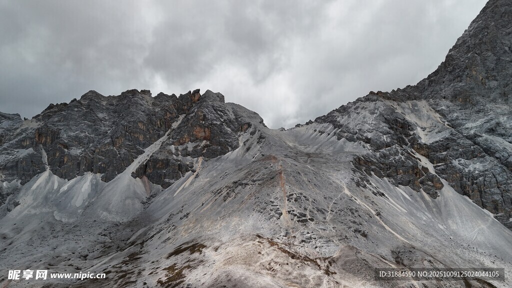 云雾缭绕的壮丽山峰