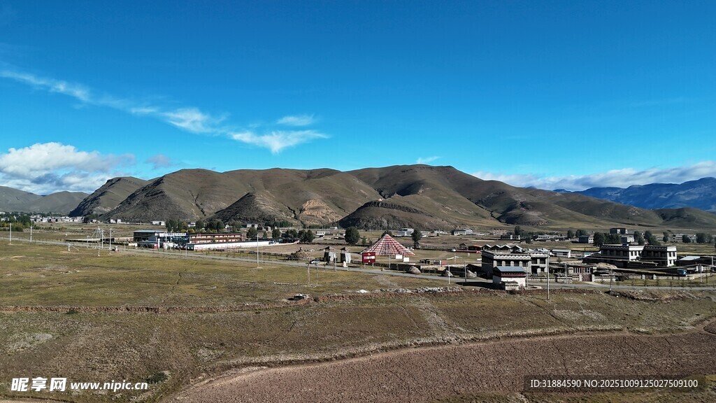 草原上的村落景观