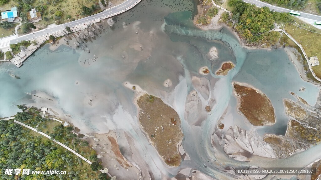 俯瞰多彩湖泊景观