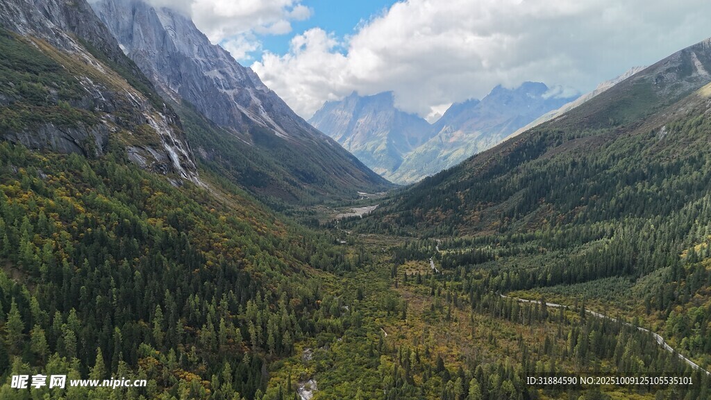 山谷森林间的壮丽山景
