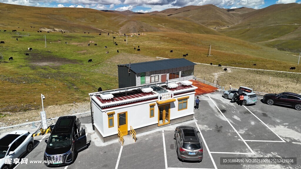 山间停车场旁的特色建筑