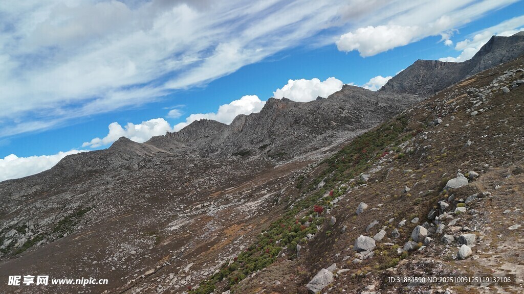 壮丽山景蓝天白云相伴