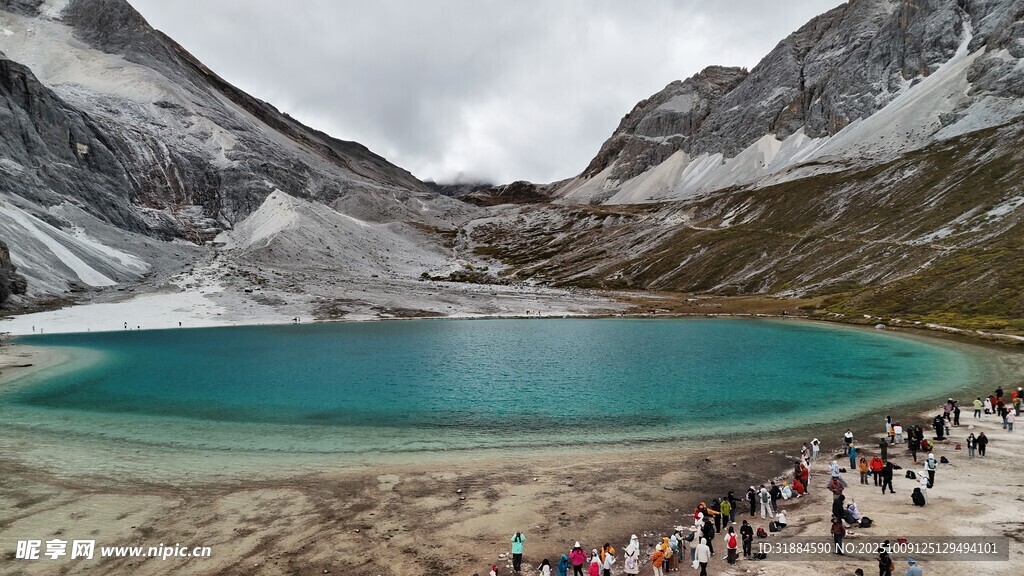 美丽高山湖泊旁的人群