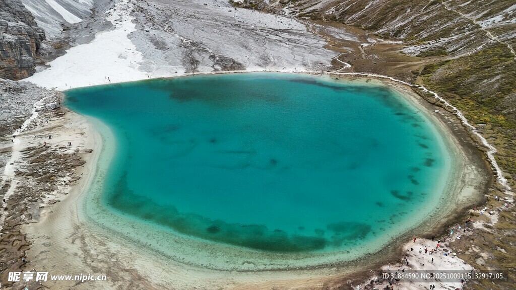 高山间的蓝绿色湖泊
