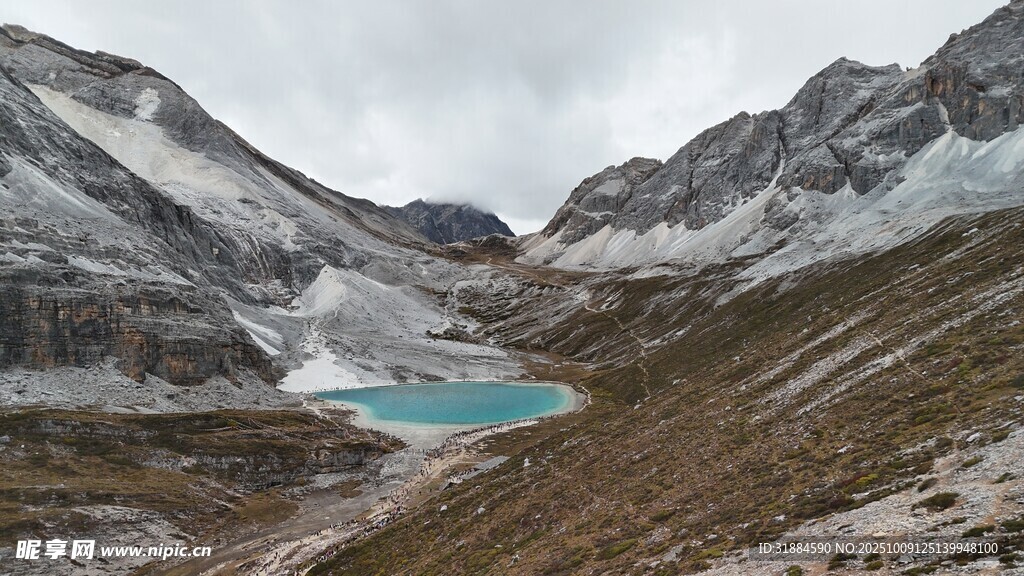雪山下的蓝湖美景