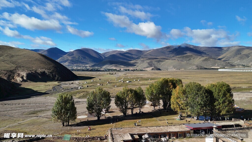 草原风光中的村落与远山