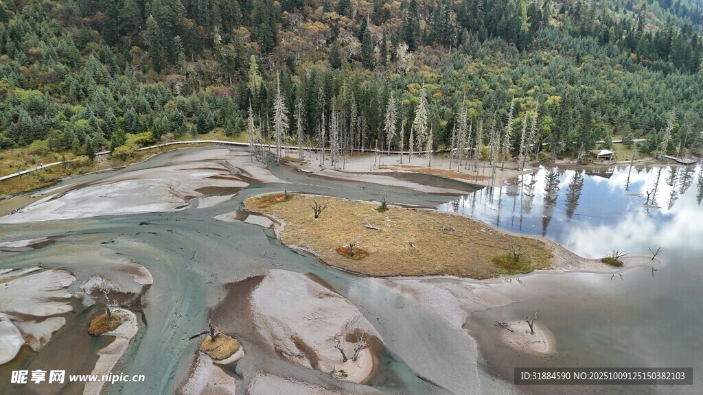 山间蜿蜒河流自然美景