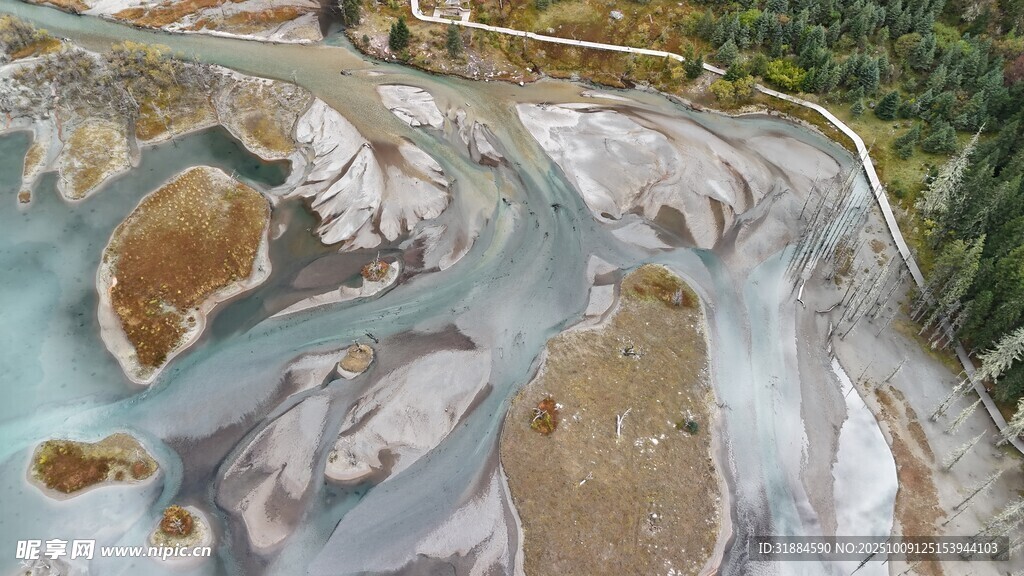 蜿蜒河流穿山谷景观