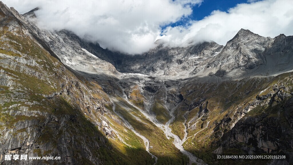 壮丽山谷间的高山美景