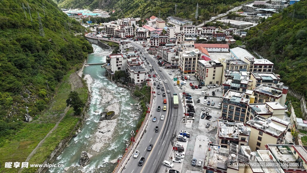 山谷中的城镇与蜿蜒公路