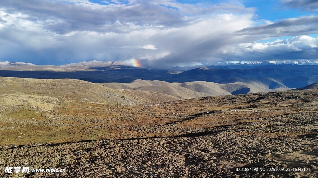 广袤旷野上的蓝天白云