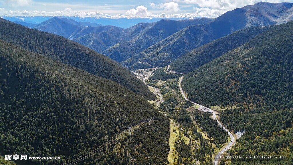 山谷间蜿蜒公路美景