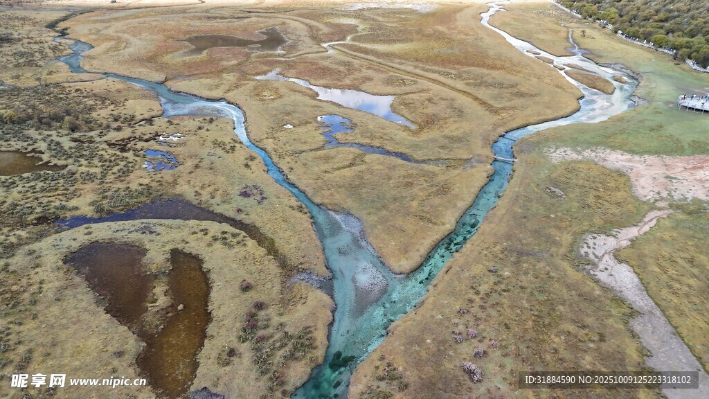 俯瞰大地蜿蜒蓝色河流