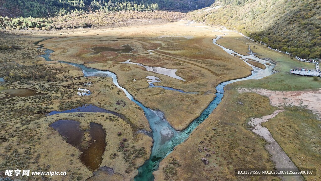 俯瞰大地蜿蜒河流景观