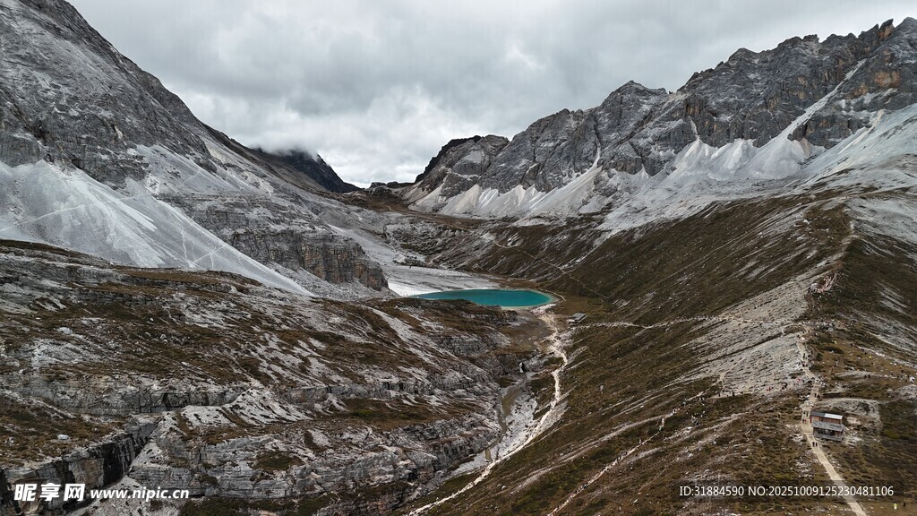 雪山环绕中的幽蓝湖泊