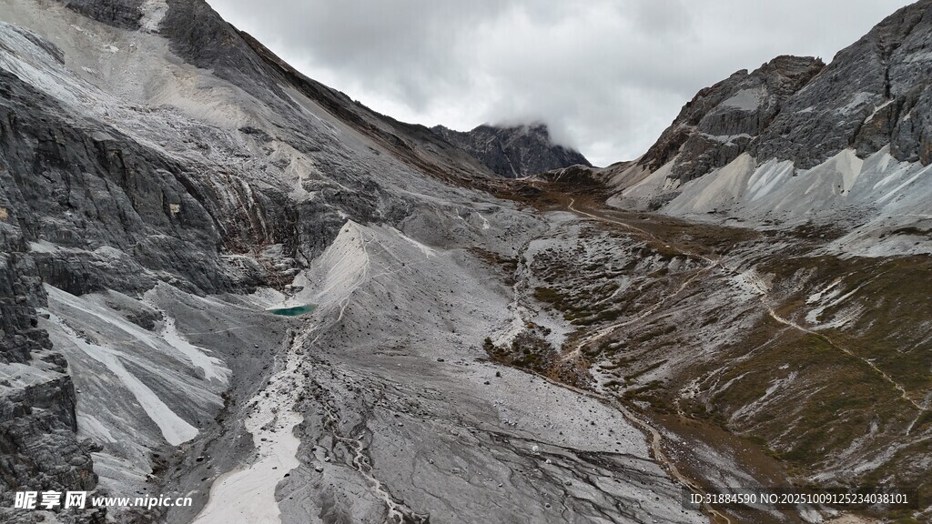 山间灰白崎岖地貌景观
