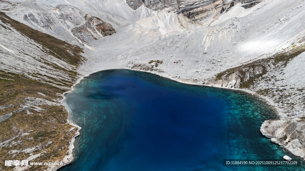雪山环绕的幽蓝湖泊