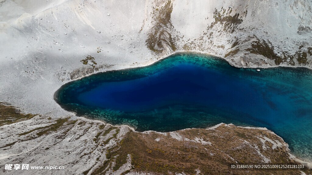 高山中的深邃蓝色湖泊