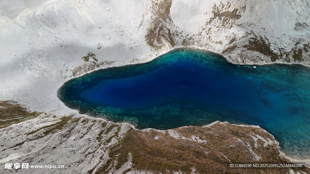 高山间的深邃蓝湖